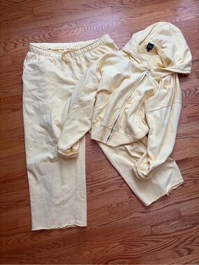 GAP Women's Pale Yellow Zip-Up Crew Sweater and sweatpants